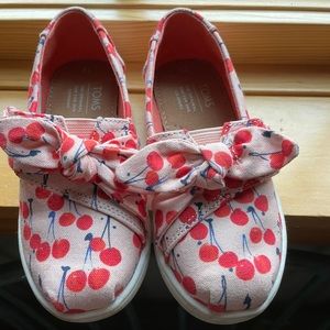 Toddler size 9 Toms